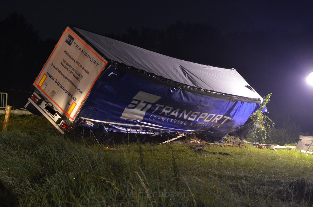 VU LKW umgestuerzt Feldkassel Industriestr Robert Boschstr P183.JPG